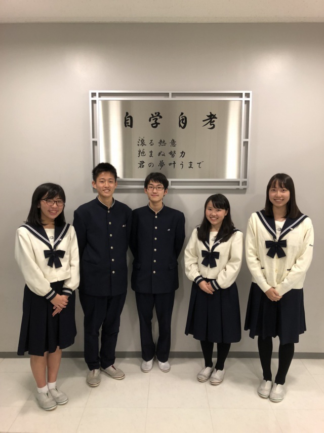 新生徒会役員の皆さん（左から、吉信早紀さん、宮?康志郎くん、關口勇希くん、中野歩さん、太田百香さん）