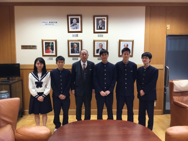 旧生徒会役員の皆さんと学校長先生（左から土井優佳さん、土井景介くん、?松京介くん、宮?康志郎くん、關口勇希くん）