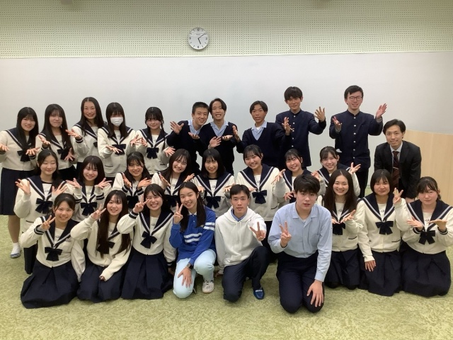 ミンダオ高校の生徒２人の歓迎会にて、集合写真。