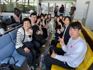 高校生国際サミットであるAPYLC 2024に向けて、代表生徒10名と教員3名が関西国際空港に到着。台湾に向けて出発します。