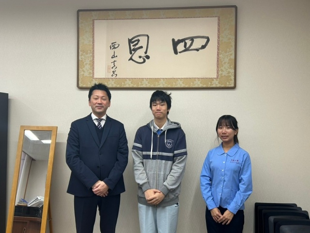 左から髙松校長先生、ネイサンくん、アイリーンさん。