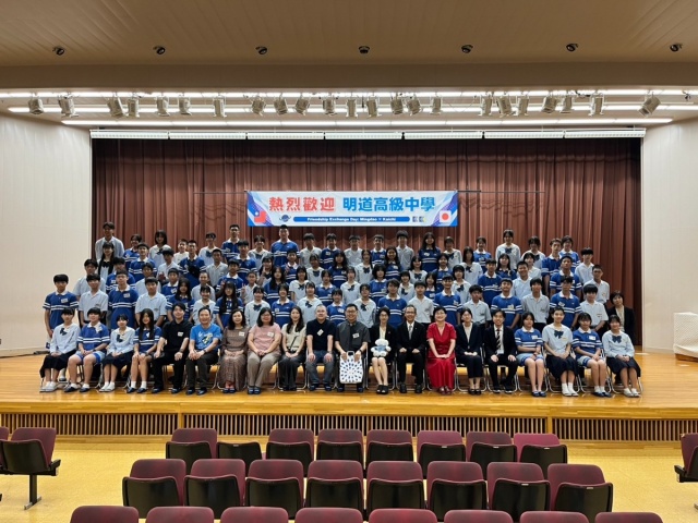ミンダオ高校の教員・生徒と、開智の教員・生徒との集合写真。
