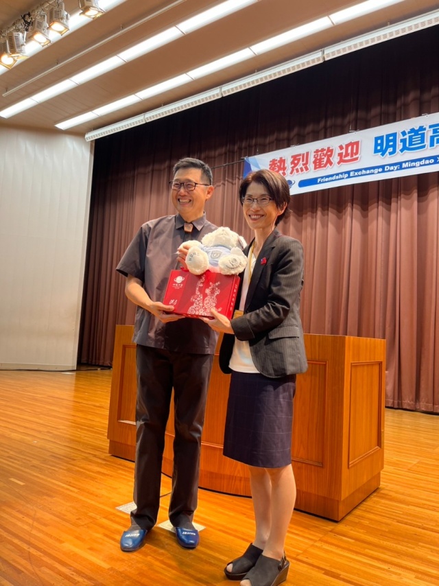 学校どうしのギフト交換の様子。